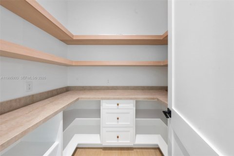 House in Pinecrest, Florida 8 bedrooms, 643.63 sq.m. № 2062732 - photo 19