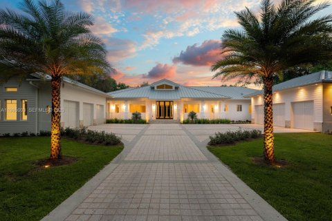 House in Pinecrest, Florida 8 bedrooms, 643.63 sq.m. № 2062732 - photo 2