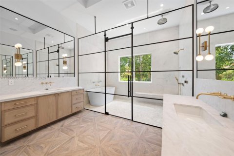 House in Pinecrest, Florida 8 bedrooms, 643.63 sq.m. № 2062732 - photo 24