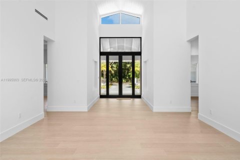 House in Pinecrest, Florida 8 bedrooms, 643.63 sq.m. № 2062732 - photo 10