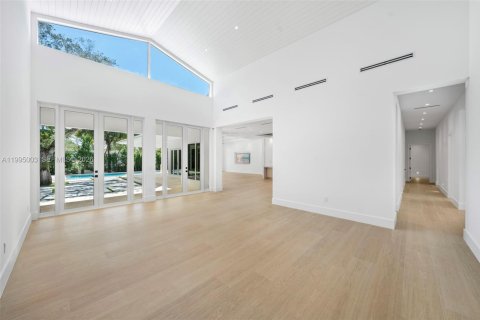 House in Pinecrest, Florida 8 bedrooms, 643.63 sq.m. № 2062732 - photo 12