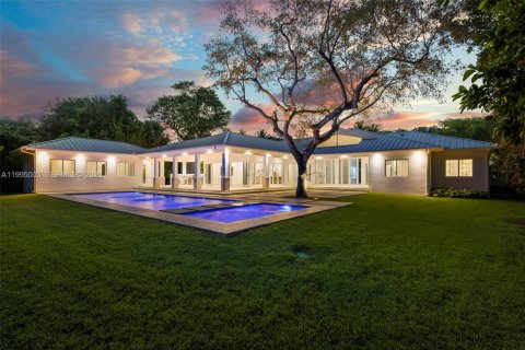 House in Pinecrest, Florida 8 bedrooms, 643.63 sq.m. № 2062732 - photo 5