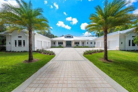 House in Pinecrest, Florida 8 bedrooms, 643.63 sq.m. № 2062732 - photo 6