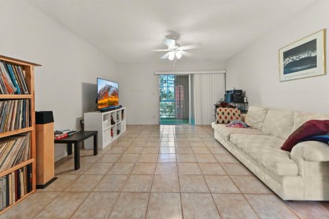 Condo in West Palm Beach, Florida, 2 bedrooms  № 2171530 - photo 4