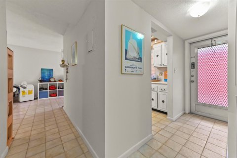 Condo in West Palm Beach, Florida, 2 bedrooms  № 2171530 - photo 3