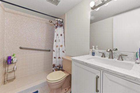 Condo in West Palm Beach, Florida, 2 bedrooms  № 2171530 - photo 16