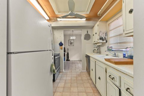 Condo in West Palm Beach, Florida, 2 bedrooms  № 2171530 - photo 9