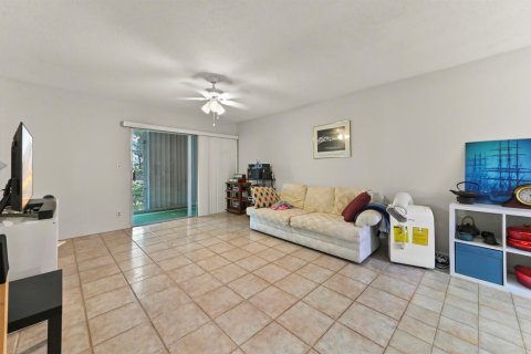 Condo in West Palm Beach, Florida, 2 bedrooms  № 2171530 - photo 5
