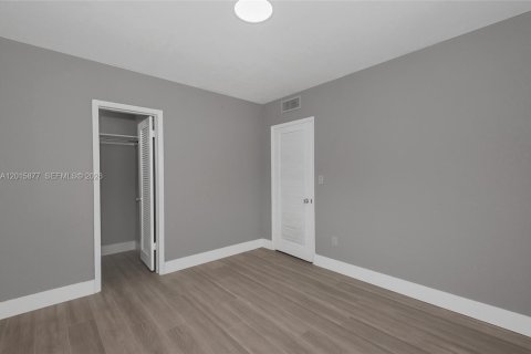 House in Pinecrest, Florida 3 bedrooms, 193.24 sq.m. № 2087109 - photo 28