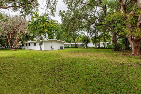 House in Pinecrest, Florida 3 bedrooms, 193.24 sq.m. № 2087109 - photo 8