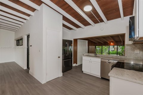 House in Pinecrest, Florida 3 bedrooms, 193.24 sq.m. № 2087109 - photo 14