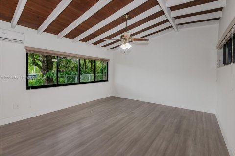House in Pinecrest, Florida 3 bedrooms, 193.24 sq.m. № 2087109 - photo 12
