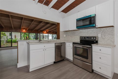 House in Pinecrest, Florida 3 bedrooms, 193.24 sq.m. № 2087109 - photo 18