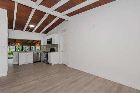 House in Pinecrest, Florida 3 bedrooms, 193.24 sq.m. № 2087109 - photo 17