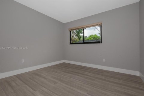 House in Pinecrest, Florida 3 bedrooms, 193.24 sq.m. № 2087109 - photo 27