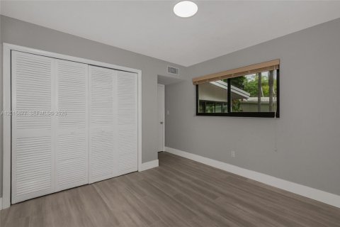 House in Pinecrest, Florida 3 bedrooms, 193.24 sq.m. № 2087109 - photo 30
