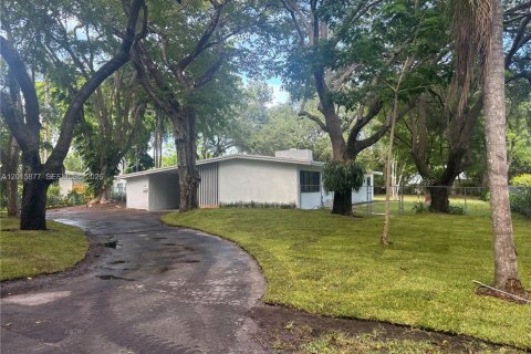 House in Pinecrest, Florida 3 bedrooms, 193.24 sq.m. № 2087109 - photo 2
