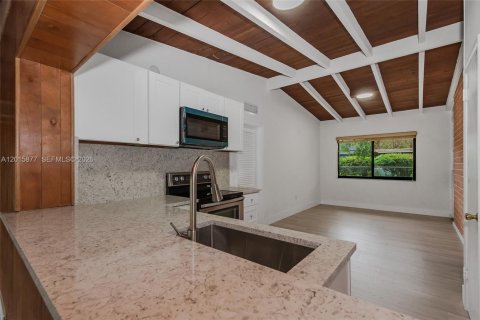 House in Pinecrest, Florida 3 bedrooms, 193.24 sq.m. № 2087109 - photo 15