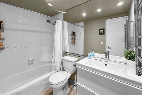 Copropriété à vendre à Bal Harbour, Floride: 1 chambre, 94.67 m2 № 2090891 - photo 16