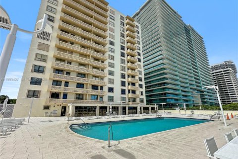 Copropriété à vendre à Bal Harbour, Floride: 1 chambre, 94.67 m2 № 2090891 - photo 19