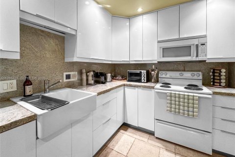 Copropriété à vendre à Bal Harbour, Floride: 1 chambre, 94.67 m2 № 2090891 - photo 12