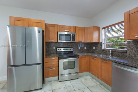 Townhouse in Miami, Florida 3 bedrooms, 227.15 sq.m. № 1766772 - photo 3