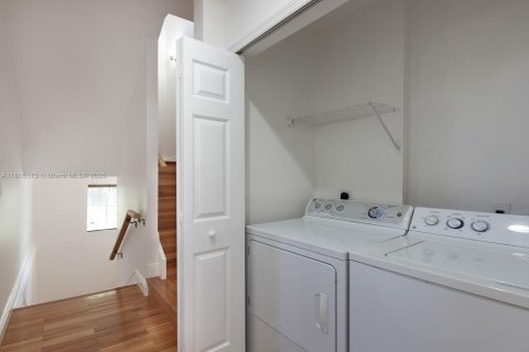 Townhouse in Miami, Florida 3 bedrooms, 227.15 sq.m. № 1766772 - photo 25