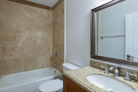 Townhouse in Miami, Florida 3 bedrooms, 227.15 sq.m. № 1766772 - photo 24