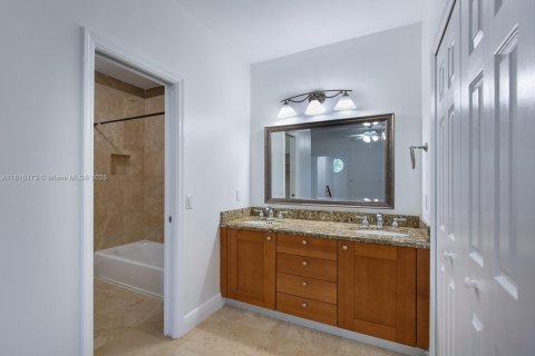 Townhouse in Miami, Florida 3 bedrooms, 227.15 sq.m. № 1766772 - photo 14