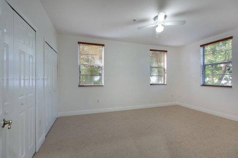 Townhouse in Miami, Florida 3 bedrooms, 227.15 sq.m. № 1766772 - photo 21