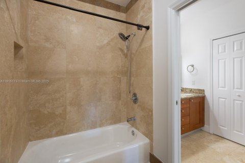 Townhouse in Miami, Florida 3 bedrooms, 227.15 sq.m. № 1766772 - photo 15