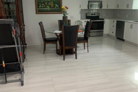 Villa ou maison à vendre à North Lauderdale, Floride: 3 chambres, 102.19 m2 № 1966659 - photo 14