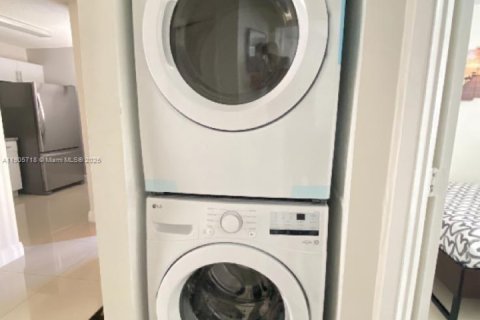 Снять в аренду кондоминиум в Майами, Флорида 3 спальни, 101.26м2, № 1956395 - фото 9