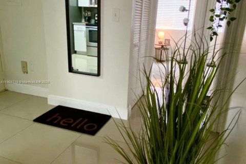 Снять в аренду кондоминиум в Майами, Флорида 3 спальни, 101.26м2, № 1956395 - фото 3