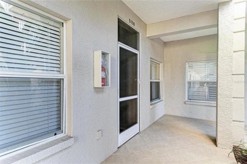 Condo in Sarasota, Florida, 2 bedrooms № 2155933 - photo 2