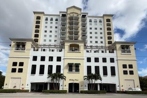 Condo in Miami, Florida, 2 bedrooms № 1990658 - photo 1
