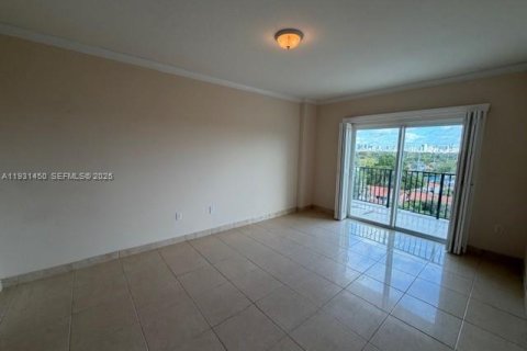 Condo in Miami, Florida, 2 bedrooms № 1990658 - photo 11