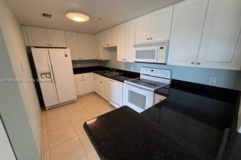 Condo in Miami, Florida, 2 bedrooms № 1990658 - photo 7