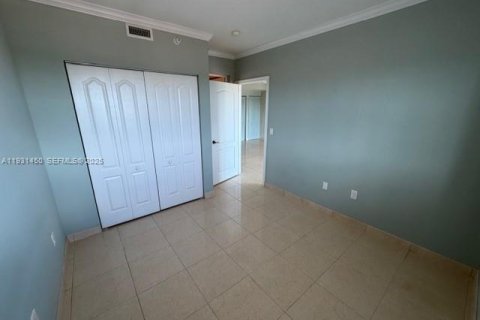 Condo in Miami, Florida, 2 bedrooms № 1990658 - photo 9