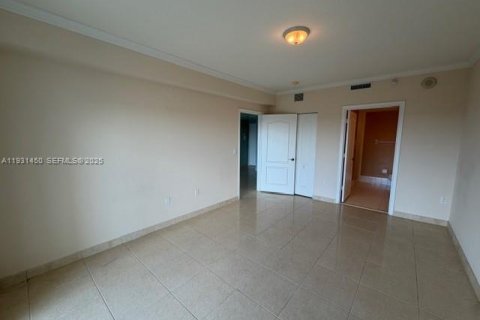 Condo in Miami, Florida, 2 bedrooms № 1990658 - photo 12
