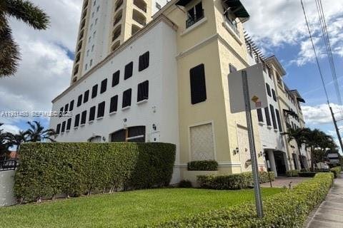 Condo in Miami, Florida, 2 bedrooms № 1990658 - photo 3