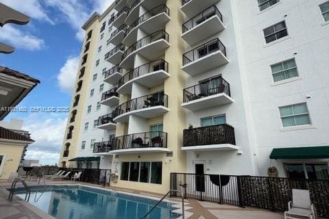 Condo in Miami, Florida, 2 bedrooms № 1990658 - photo 17