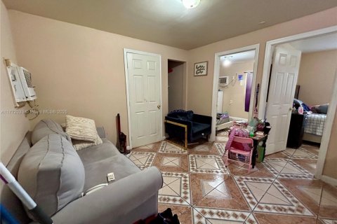 Купить коммерческую недвижимость в Опа-Локка, Флорида 261.52м2, № 2021349 - фото 5