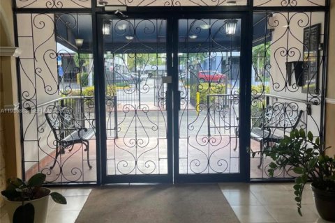 Condo in Miami, Florida, 2 bedrooms  № 1994288 - photo 27