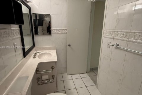 Condo in Miami, Florida, 2 bedrooms  № 1994288 - photo 15