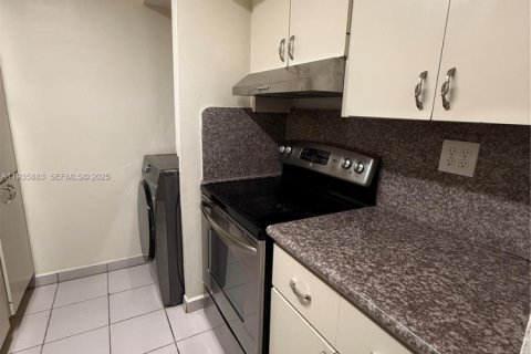 Condo in Miami, Florida, 2 bedrooms  № 1994288 - photo 3