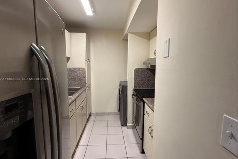 Condo in Miami, Florida, 2 bedrooms  № 1994288 - photo 1