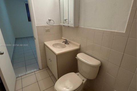 Condo in Miami, Florida, 2 bedrooms  № 1994288 - photo 12