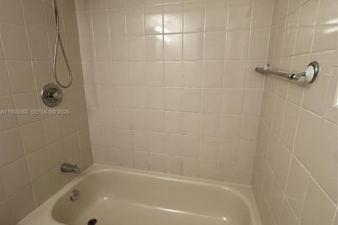 Condo in Miami, Florida, 2 bedrooms  № 1994288 - photo 10