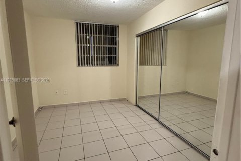 Condo in Miami, Florida, 2 bedrooms  № 1994288 - photo 17